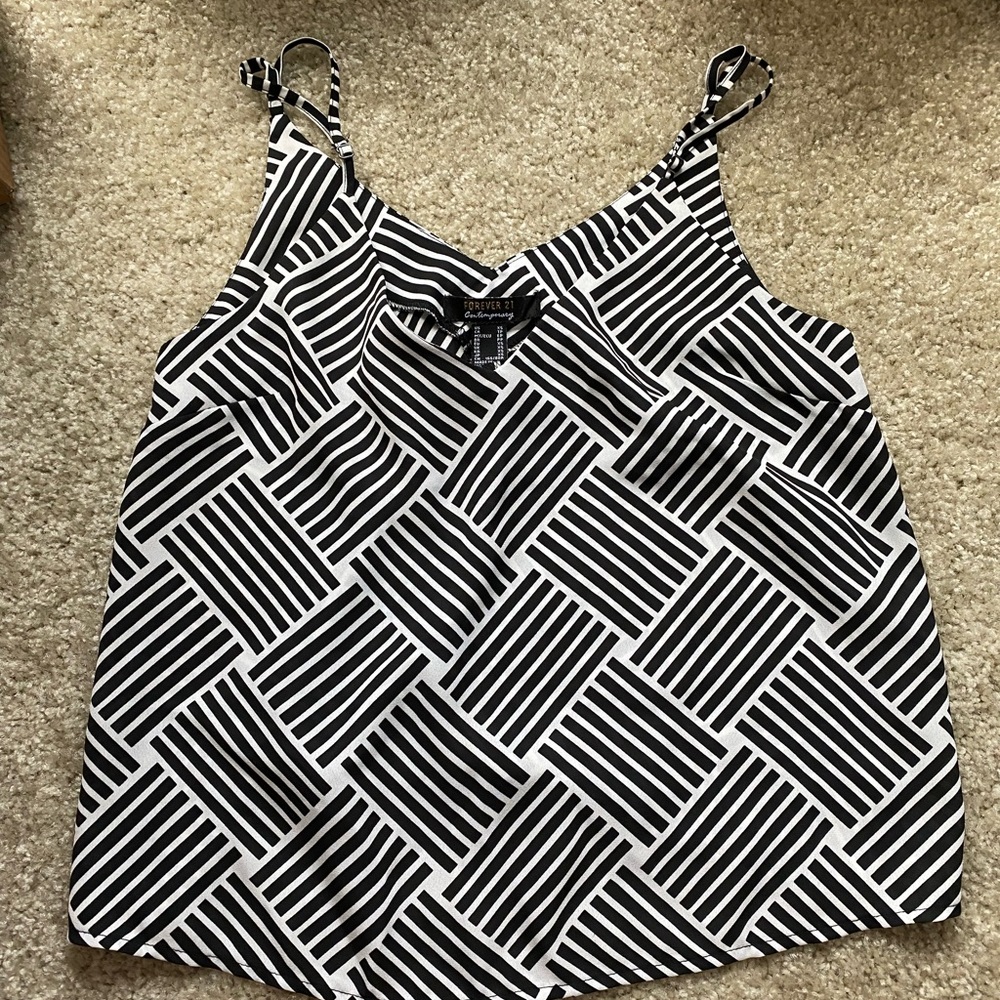 Flowy black and white top NWOT
